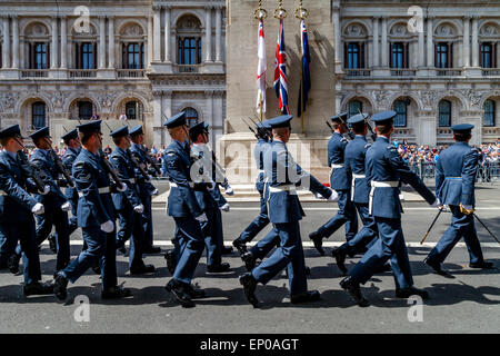 Un servizio accessorio della Royal Air Force marzo passato il Cenotafio come parte del settantesimo anniversario del giorno ve, London, Regno Unito Foto Stock