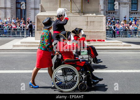 Due pensionati di Chelsea salutate come passano il Cenotafio Memoriale di guerra in occasione del settantesimo anniversario del giorno ve, Londra, Inghilterra Foto Stock