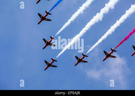 Le frecce rosse eseguire come parte del settantesimo anniversario del giorno ve, Londra, Inghilterra Foto Stock