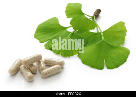 Foglie di ginkgo biloba e di medicina pillole di capsule Foto Stock