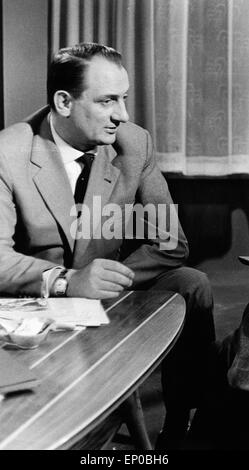 Deutscher Hörfunk- und Fernsehreporter Hermann Rockmann, Ende 1950er Jahre. Il tedesco della radio e della televisione reporter Rockmann Hermann, en Foto Stock