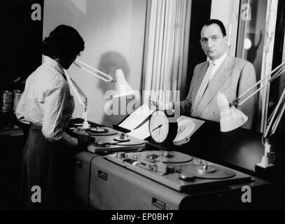 Deutscher Hörfunk- und Fernsehreporter Hermann Rockmann im Studio, Ende 1950er Jahre. Il tedesco della radio e della televisione reporter Hermann Ro Foto Stock