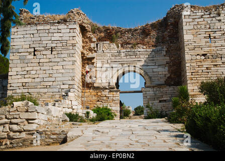 La porta di pietra che conduce attraverso le pareti e nella chiesa di San Giovanni, Selcuk, Turchia Foto Stock