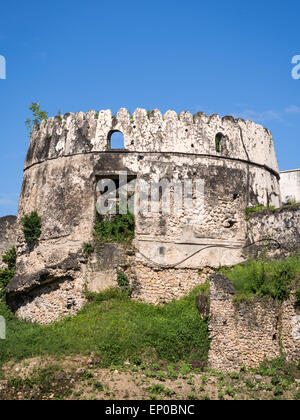 Una delle torri del vecchio Fort (Ngome Kongwe) noto anche come fortezza araba in Stone Town, isola di Zanzibar e Tanzania in Africa. Foto Stock