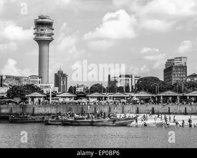 Lungomare di Dar es Salaam, Tanzania in Africa orientale, con maritime torre di controllo e il mercato del pesce. In bianco e nero. Foto Stock