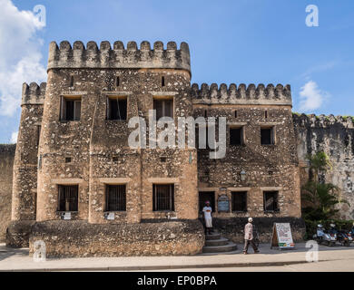 La foto in orizzontale del vecchio Fort (Ngome Kongwe) noto anche come fortezza araba e la casa delle meraviglie in Stone Town a Zanzibar. Foto Stock