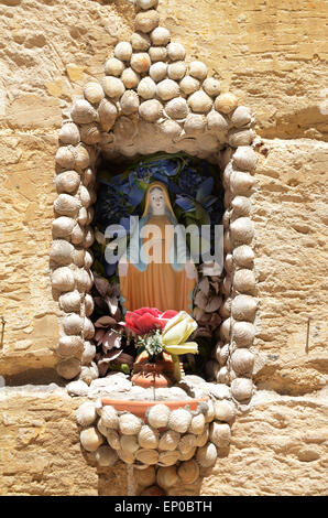 I religiosi la scultura a parete Vittoriosa, Malta mediterraneo Foto Stock