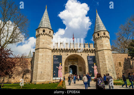 Il Palazzo di Topkapi, Turchia - 10 Aprile 2015: Palazzo Topkapi con persone non identificate. Il suo un grande palazzo ad Istanbul in Turchia Foto Stock