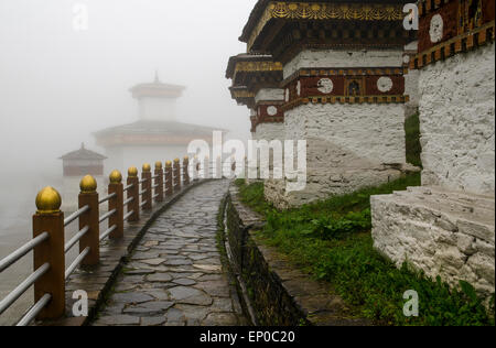 Chortens (Stupa) in caso di nebbia, Dochu La Pass, Bhutan Foto Stock