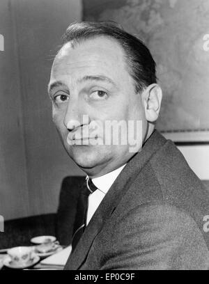 Deutscher Hörfunk- und Fernsehreporter Hermann Rockmann, Ende 1950er Jahre. Il tedesco della radio e della televisione reporter Rockmann Hermann, en Foto Stock