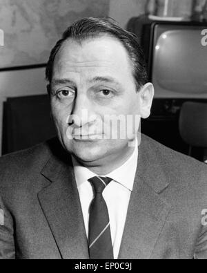 Deutscher Hörfunk- und Fernsehreporter Hermann Rockmann, Ende 1950er Jahre. Il tedesco della radio e della televisione reporter Rockmann Hermann, en Foto Stock