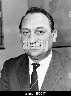 Deutscher Hörfunk- und Fernsehreporter Hermann Rockmann, Ende 1950er Jahre. Il tedesco della radio e della televisione reporter Rockmann Hermann, en Foto Stock