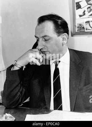 Deutscher Hörfunk- und Fernsehreporter Hermann Rockmann am Telefon, Ende 1950er Jahre. Il tedesco di radio e TV Hermann reporter R Foto Stock