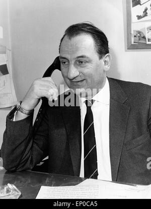 Deutscher Hörfunk- und Fernsehreporter Hermann Rockmann am Telefon, Ende 1950er Jahre. Il tedesco di radio e TV Hermann reporter R Foto Stock