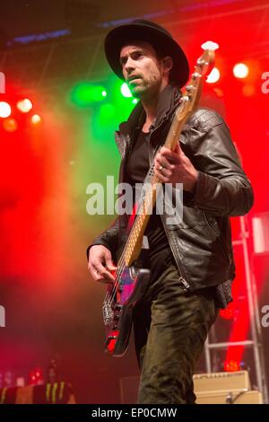 Il Somerset, Wisconsin, Stati Uniti d'America. 9 maggio 2015. Il bassista Josh Smith di Halestorm suona dal vivo sul palco durante la cerimonia inaugurale invasione del nord il festival di musica durante il 'il mondo il mese più clamoroso' ad anfiteatro di Somerset nel Somerset, Wisconsin © Daniel DeSlover/ZUMA filo/Alamy Live News Foto Stock