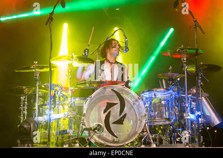 Il Somerset, Wisconsin, Stati Uniti d'America. 9 maggio 2015. Il batterista AREJAY HALE di Halestorm suona dal vivo sul palco durante la cerimonia inaugurale invasione del nord il festival di musica durante il 'il mondo il mese più clamoroso' ad anfiteatro di Somerset nel Somerset, Wisconsin © Daniel DeSlover/ZUMA filo/Alamy Live News Foto Stock