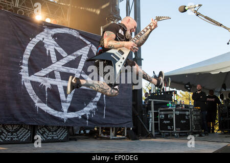 Il Somerset, Wisconsin, Stati Uniti d'America. 9 maggio 2015. Il chitarrista SCOTT IAN di antrace salta sul palco durante la cerimonia inaugurale invasione del nord il festival di musica durante il 'il mondo il mese più clamoroso' ad anfiteatro di Somerset nel Somerset, Wisconsin © Daniel DeSlover/ZUMA filo/Alamy Live News Foto Stock