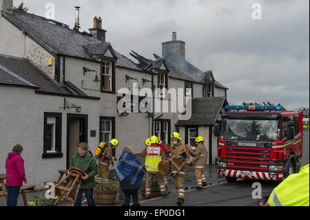 Selkirk / Yarrow Valley, Regno Unito. 12 maggio 2015. FIRE - Gordon Arms Hotel Fire equipaggi prendere un tripudio presso un hotel di proprietà privata in Yarrow Valley, vicino a Selkirk in Scottish Borders. Gli apparecchi da Moffat, Selkirk e un alto livello di torre di accesso al credito hanno partecipato: Rob grigio/Alamy Live News Foto Stock