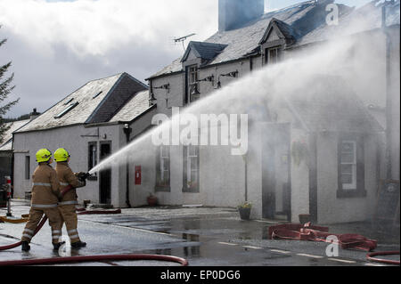 Selkirk / Yarrow Valley, Regno Unito. 12 maggio 2015. FIRE - Gordon Arms Hotel Fire equipaggi prendere un tripudio presso un hotel di proprietà privata in Yarrow Valley, vicino a Selkirk in Scottish Borders. Gli apparecchi da Moffat, Selkirk e un alto livello di torre di accesso al credito hanno partecipato: Rob grigio/Alamy Live News Foto Stock