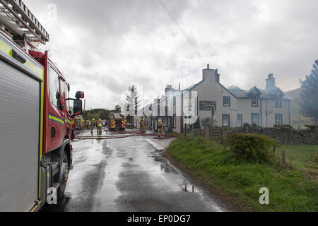 Selkirk / Yarrow Valley, Regno Unito. 12 maggio 2015. FIRE - Gordon Arms Hotel Fire equipaggi prendere un tripudio presso un hotel di proprietà privata in Yarrow Valley, vicino a Selkirk in Scottish Borders. Gli apparecchi da Moffat, Selkirk e un alto livello di torre di accesso al credito hanno partecipato: Rob grigio/Alamy Live News Foto Stock