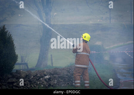 Selkirk / Yarrow Valley, Regno Unito. 12 maggio 2015. FIRE - Gordon Arms Hotel Fire equipaggi prendere un tripudio presso un hotel di proprietà privata in Yarrow Valley, vicino a Selkirk in Scottish Borders. Gli apparecchi da Moffat, Selkirk e un alto livello di torre di accesso al credito hanno partecipato: Rob grigio/Alamy Live News Foto Stock