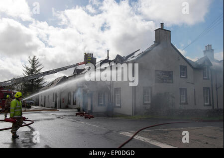 Selkirk / Yarrow Valley, Regno Unito. 12 maggio 2015. FIRE - Gordon Arms Hotel Fire equipaggi prendere un tripudio presso un hotel di proprietà privata in Yarrow Valley, vicino a Selkirk in Scottish Borders. Gli apparecchi da Moffat, Selkirk e un alto livello di torre di accesso al credito hanno partecipato: Rob grigio/Alamy Live News Foto Stock