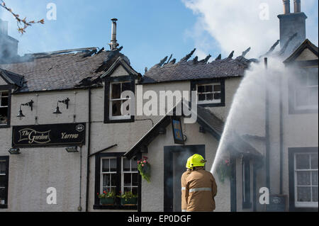 Selkirk / Yarrow Valley, Regno Unito. 12 maggio 2015. FIRE - Gordon Arms Hotel Fire equipaggi prendere un tripudio presso un hotel di proprietà privata in Yarrow Valley, vicino a Selkirk in Scottish Borders. Gli apparecchi da Moffat, Selkirk e un alto livello di torre di accesso al credito hanno partecipato: Rob grigio/Alamy Live News Foto Stock