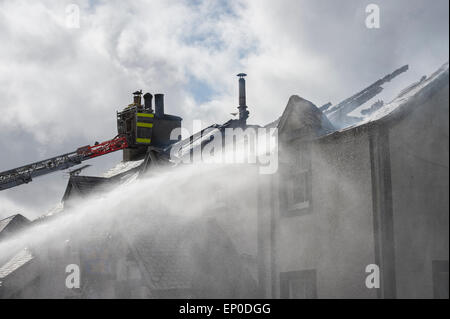 Selkirk / Yarrow Valley, Regno Unito. 12 maggio 2015. FIRE - Gordon Arms Hotel Fire equipaggi prendere un tripudio presso un hotel di proprietà privata in Yarrow Valley, vicino a Selkirk in Scottish Borders. Gli apparecchi da Moffat, Selkirk e un alto livello di torre di accesso al credito hanno partecipato: Rob grigio/Alamy Live News Foto Stock