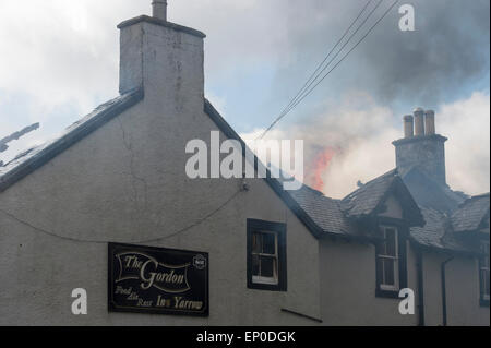 Selkirk / Yarrow Valley, Regno Unito. 12 maggio 2015. FIRE - Gordon Arms Hotel Fire equipaggi prendere un tripudio presso un hotel di proprietà privata in Yarrow Valley, vicino a Selkirk in Scottish Borders. Gli apparecchi da Moffat, Selkirk e un alto livello di torre di accesso al credito hanno partecipato: Rob grigio/Alamy Live News Foto Stock