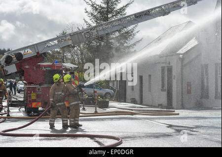 Selkirk / Yarrow Valley, Regno Unito. 12 maggio 2015. FIRE - Gordon Arms Hotel Fire equipaggi prendere un tripudio presso un hotel di proprietà privata in Yarrow Valley, vicino a Selkirk in Scottish Borders. Gli apparecchi da Moffat, Selkirk e un alto livello di torre di accesso al credito hanno partecipato: Rob grigio/Alamy Live News Foto Stock