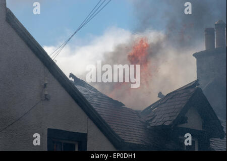 Selkirk / Yarrow Valley, Regno Unito. 12 maggio 2015. FIRE - Gordon Arms Hotel Fire equipaggi prendere un tripudio presso un hotel di proprietà privata in Yarrow Valley, vicino a Selkirk in Scottish Borders. Gli apparecchi da Moffat, Selkirk e un alto livello di torre di accesso al credito hanno partecipato: Rob grigio/Alamy Live News Foto Stock