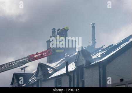 Selkirk / Yarrow Valley, Regno Unito. 12 maggio 2015. FIRE - Gordon Arms Hotel Fire equipaggi prendere un tripudio presso un hotel di proprietà privata in Yarrow Valley, vicino a Selkirk in Scottish Borders. Gli apparecchi da Moffat, Selkirk e un alto livello di torre di accesso al credito hanno partecipato: Rob grigio/Alamy Live News Foto Stock