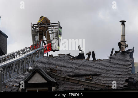 Selkirk / Yarrow Valley, Regno Unito. 12 maggio 2015. FIRE - Gordon Arms Hotel Fire equipaggi prendere un tripudio presso un hotel di proprietà privata in Yarrow Valley, vicino a Selkirk in Scottish Borders. Gli apparecchi da Moffat, Selkirk e un alto livello di torre di accesso al credito hanno partecipato: Rob grigio/Alamy Live News Foto Stock