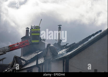 Selkirk / Yarrow Valley, Regno Unito. 12 maggio 2015. FIRE - Gordon Arms Hotel Fire equipaggi prendere un tripudio presso un hotel di proprietà privata in Yarrow Valley, vicino a Selkirk in Scottish Borders. Gli apparecchi da Moffat, Selkirk e un alto livello di torre di accesso al credito hanno partecipato: Rob grigio/Alamy Live News Foto Stock