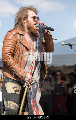 Il Somerset, Wisconsin, Stati Uniti d'America. 9 maggio 2015. Il cantante DANNY WORSNOP di Siamo prostituta si esibisce dal vivo sul palco durante la cerimonia inaugurale invasione del nord il festival di musica durante il 'il mondo il mese più clamoroso' ad anfiteatro di Somerset nel Somerset, Wisconsin © Daniel DeSlover/ZUMA filo/Alamy Live News Foto Stock