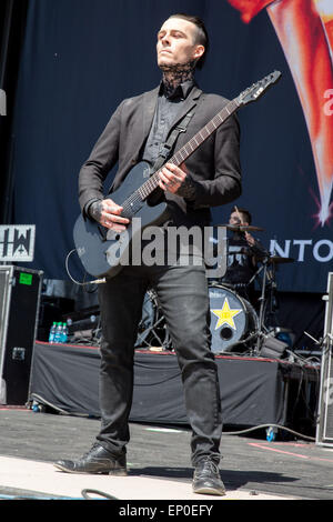 Il Somerset, Wisconsin, Stati Uniti d'America. 9 maggio 2015. Il chitarrista RYAN SITKOWSKI dell immobile in bianco si esibisce dal vivo sul palco durante la cerimonia inaugurale invasione del nord il festival di musica durante il 'il mondo il mese più clamoroso' ad anfiteatro di Somerset nel Somerset, Wisconsin © Daniel DeSlover/ZUMA filo/Alamy Live News Foto Stock