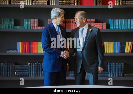 Sochi, Russia. Il 12 maggio 2015. Stati Uniti Il segretario di Stato John Kerry incontra il ministro degli Esteri russo Sergey Lavrov nella libreria della Rodina Hotel Maggio 12, 2015 in Sochi, Russia. Foto Stock