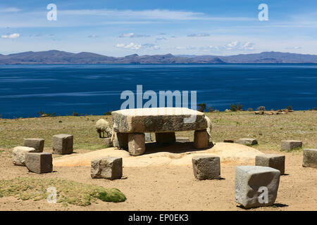 Pecore al pascolo intorno il cerimoniale di tavola su Isla del Sol (Isola del Sole) nel Lago Titicaca, Bolivia Foto Stock