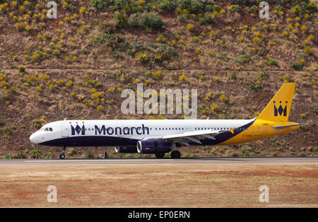 Un Monarch Airlines Airbus A321 aereo a terra all'aeroporto di Funchal, Madeira, Europa Foto Stock