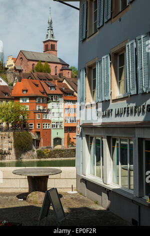 Pomeriggio a molla nella storica cittadina di Laufenburg, Svizzera. Guardando verso il lato tedesco. Foto Stock