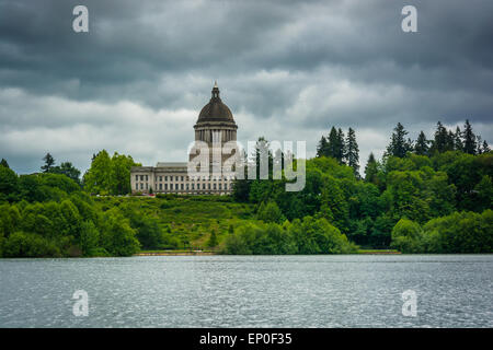 Il Washington State Capitol e Lago Capitol, in Olympia, Washington. Foto Stock