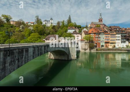 Pomeriggio a molla nella storica cittadina di laufenburg, cantone di Argovia, Svizzera. Foto Stock