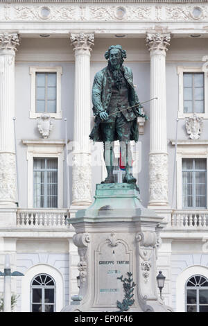 Pirano, Primorska, Slovenia. Statua di Giuseppe Tartini, 1692-1770, violinista e compositore nato a Pirano. Foto Stock