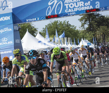 Lodi, California, Stati Uniti d'America. 11 Maggio, 2015. Lunedì 11 Maggio, 2015.Il peloton arriva a Lodi per la prima delle tre giri attorno al centro durante la seconda tappa di Amgen tour della California. © Tracy Barbutes/ZUMA filo/Alamy Live News Foto Stock