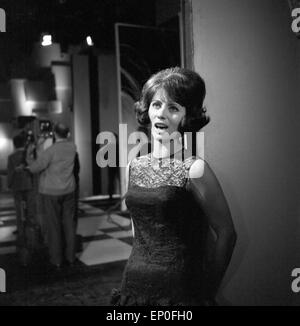 Deutsche Schlagersängerin Margot Eskens in einem dietro il colpo di scena, ca. 1958. Cantante tedesca Margot Eskens, ca. 1958. Foto Stock