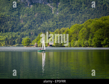 Il lago di Bohinj (Bohinjsko jezero), il Parco Nazionale del Triglav, Alta Carniola, Slovenia. Barca a vela sul lago. Foto Stock