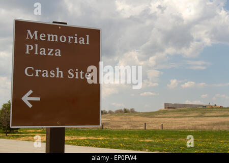Contea di Somerset, PA, Stati Uniti d'America - 8 Maggio 2015 : segno per il Memorial Plaza e Crash Site al volo 93 National Memorial con nuovi visitatori Foto Stock