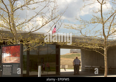 Contea di Somerset, PA, Stati Uniti d'America - 8 Maggio 2015 : il visitatore entrando in volo 93 National Memorial attraverso archway che mostra i nuovi visitatori cento Foto Stock