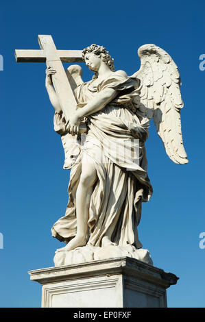Statua in marmo bianco di angelo con ali tenendo una croce sul Ponte Sant'Angelo a Roma, Italia Foto Stock