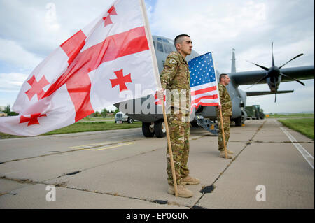 Soldati georgiani attendere per accogliere i paracadutisti da 91º reggimento di cavalleria 173rd Brigata aerea per l'esercizio nobile Partner Maggio 8, 2015 in Tabilisi, Georgia. Nobile Partner è un campo di formazione e live-fire esercizio TRA STATI UNITI Esercito e il militare georgiana. Foto Stock